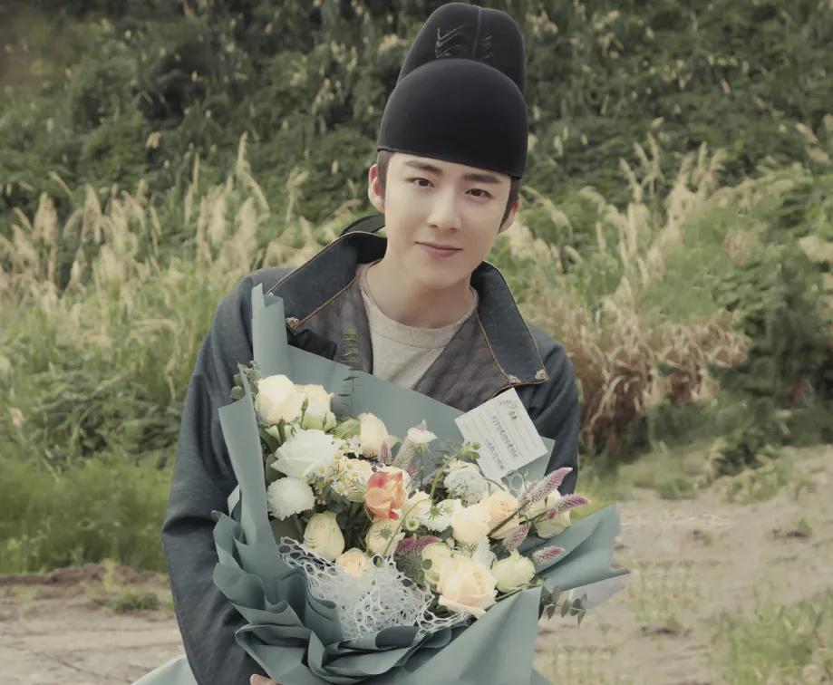 长歌行杀青生图赵露思抱住鲜花甜笑热巴的铠甲装厉害了