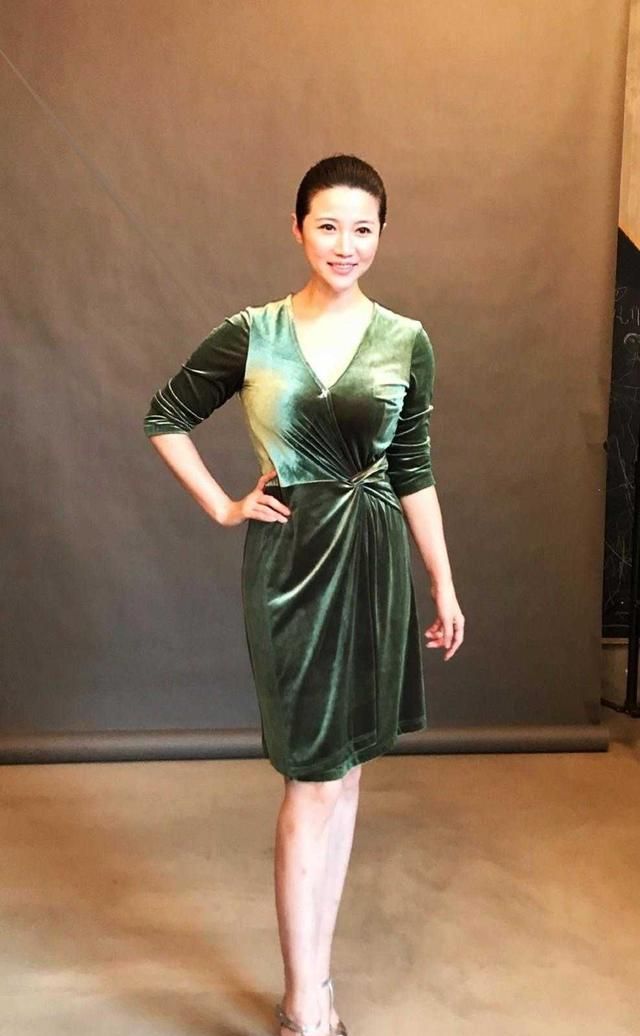 颜丙燕身材太惊艳,穿黑色抹胸连衣裙不见赘肉,47岁美得不像话