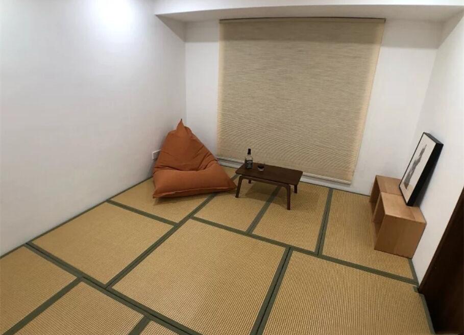 单独一间房做满铺榻榻米,房间不够也能睡下10个人,功能超全面!