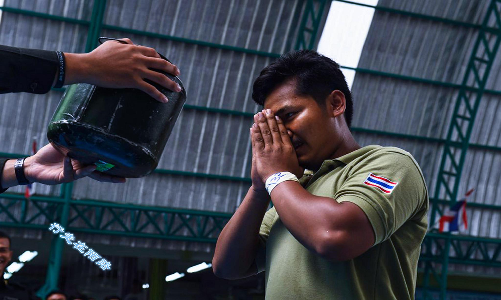 泰国征兵:抽中黑签免服兵役,抽到红签要服兵役25年