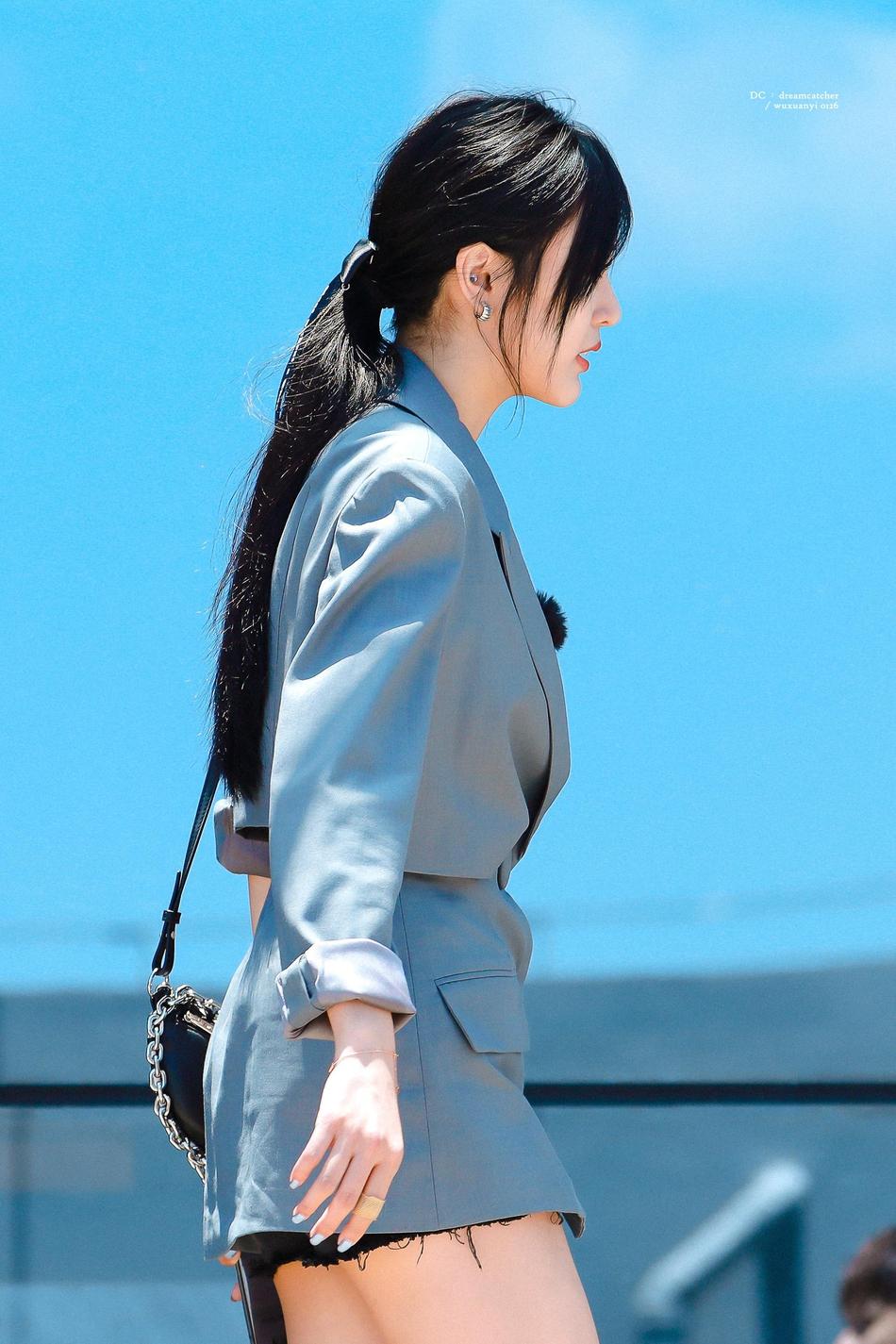 吴宣仪穿短裤搭灰色西装秀长腿扎马尾侧颜清冷又美又飒