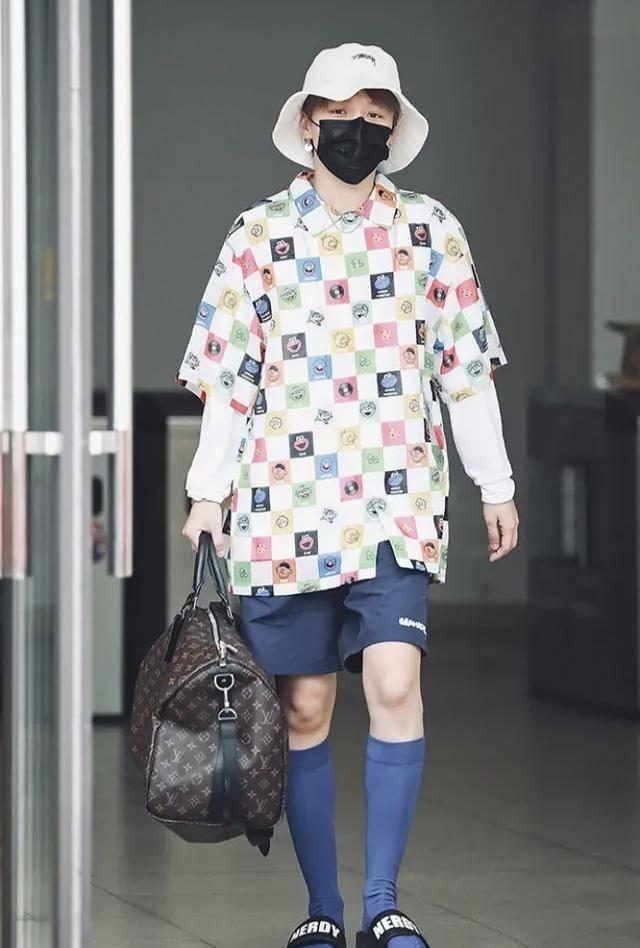 刘雨昕超闪造型曝光!手撸小奶狗上演"温柔杀",有被shock到