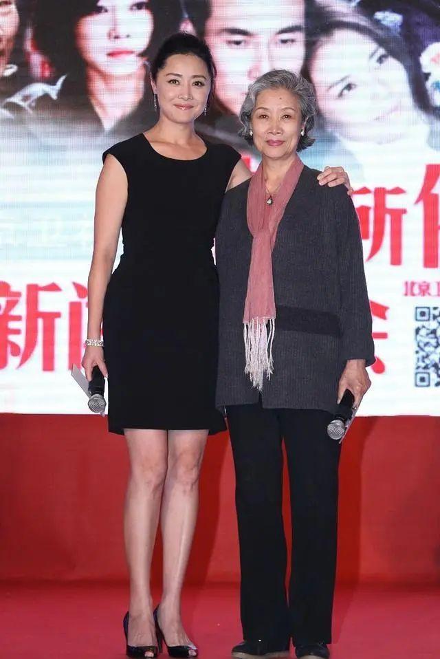 刘蓓也不装嫩了弄个奶奶头认真服老穿条黑裙也是宽松的