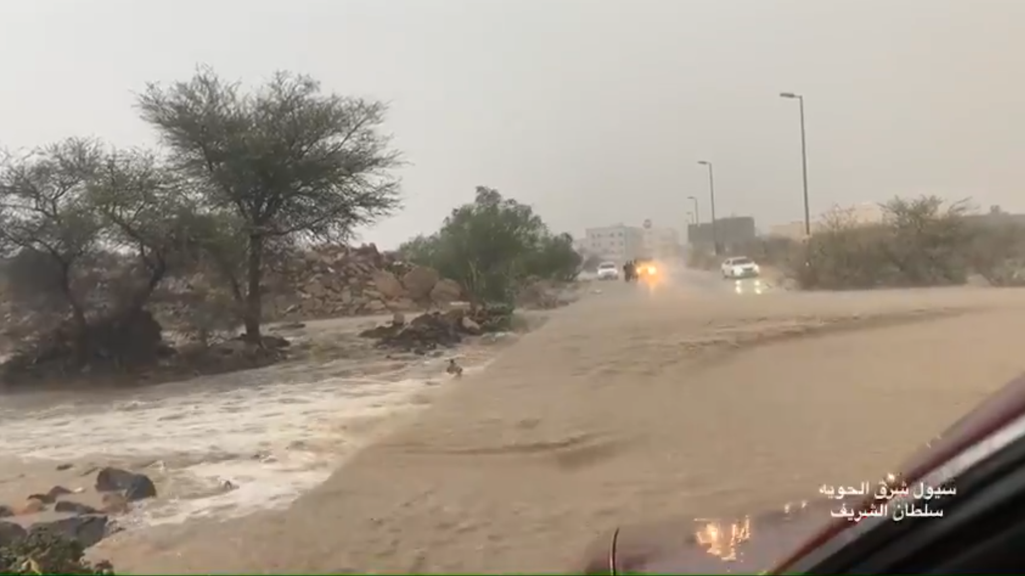 罕见沙特阿拉伯突然暴雨倾盆大量车辆被淹今年地球怎么了