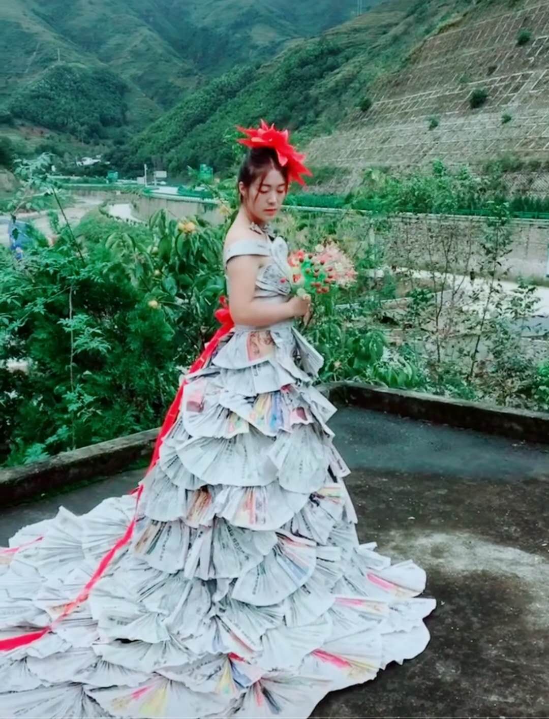 水泥皇后又出新作用报纸丝带做婚纱转身那一刻美极了