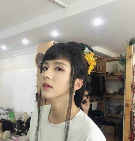 张新成在女装中根本没有丢失,他有很多眼神,羞耻和魅力