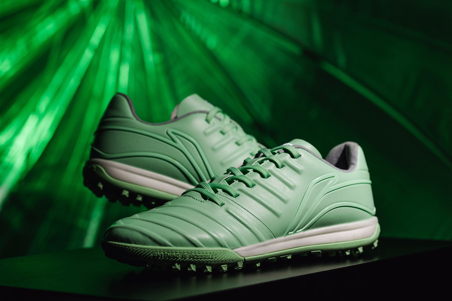 李宁足球发布铁系列袋鼠皮tf战靴se版本