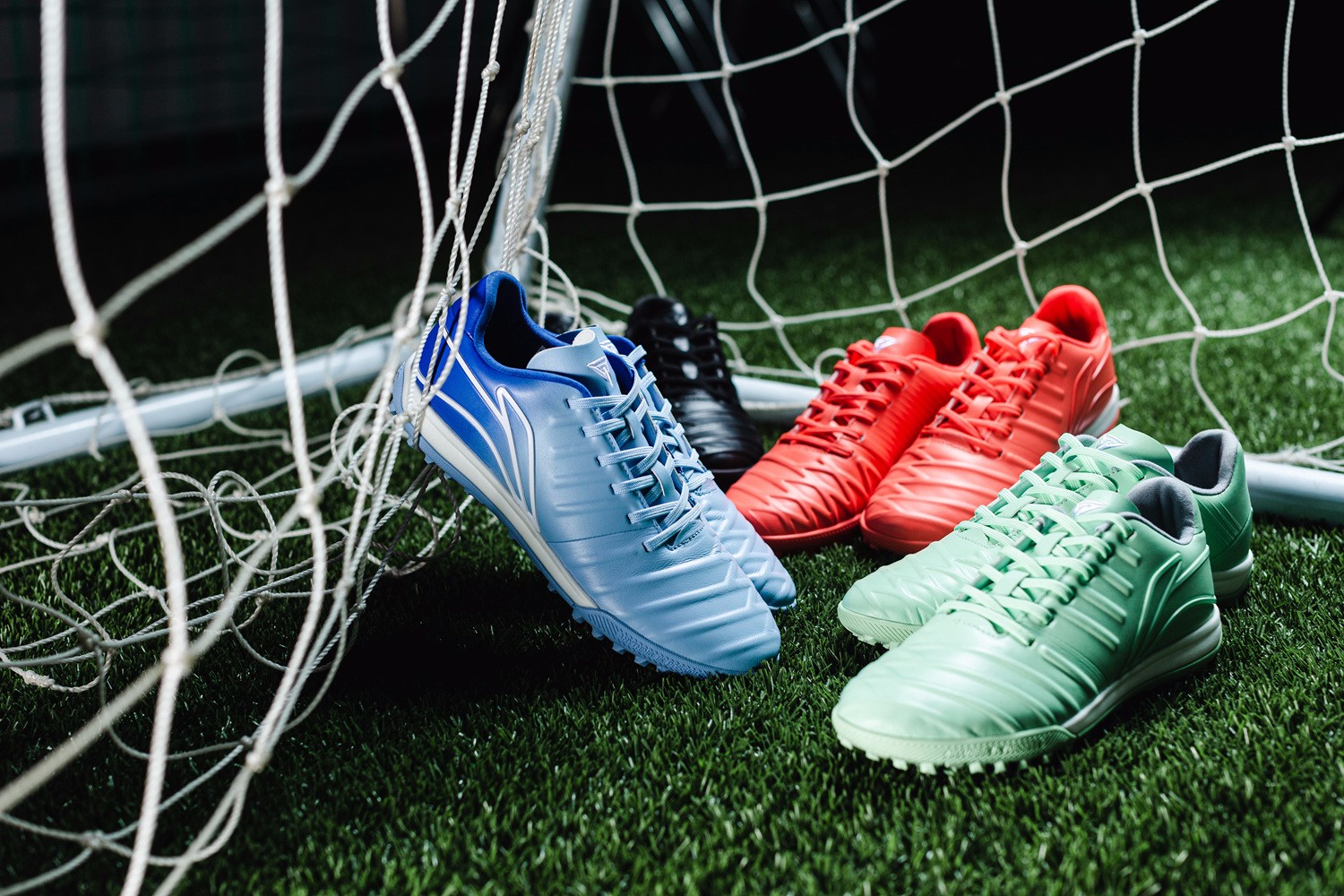 李宁足球发布铁系列袋鼠皮tf战靴se版本