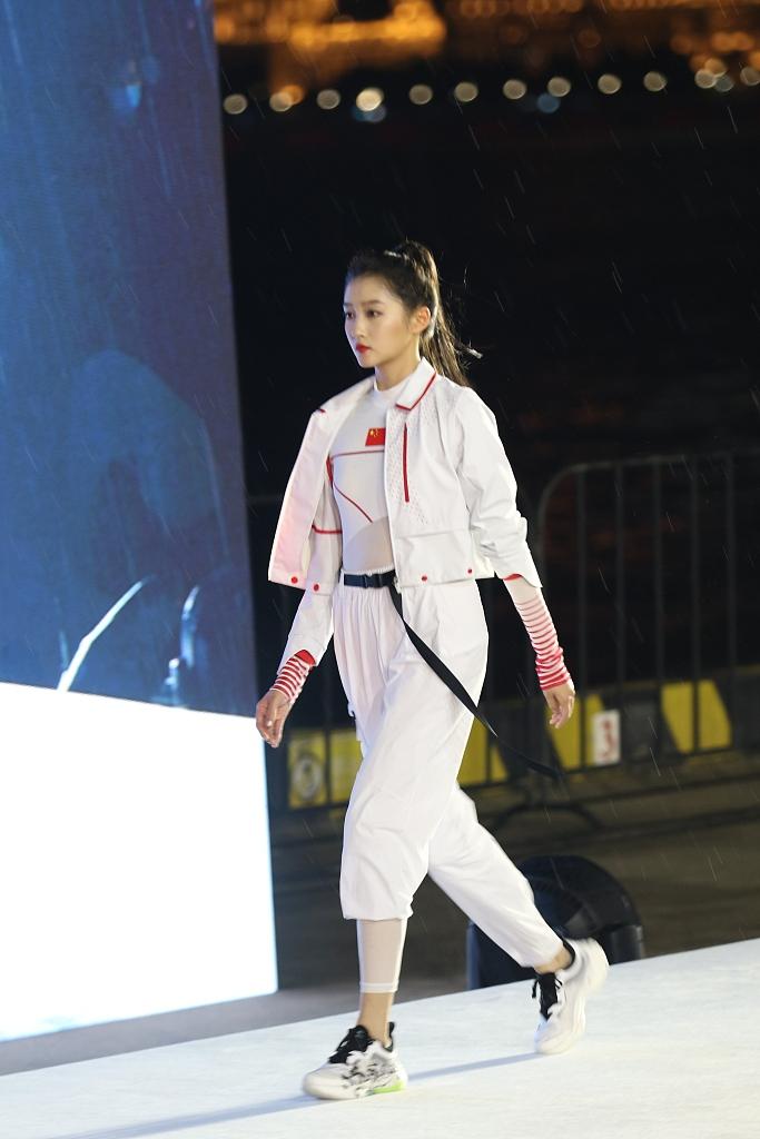 关晓彤穿运动服大秀猫步变超模 扎高马尾涂红唇英姿飒爽