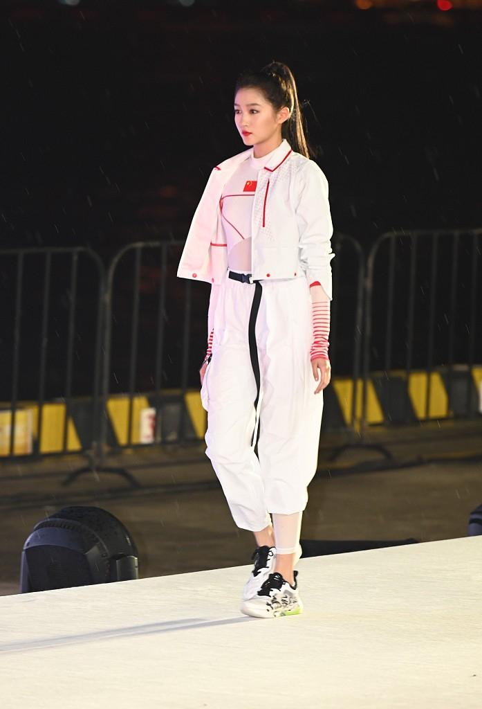 关晓彤穿运动服大秀猫步变超模 扎高马尾涂红唇英姿飒爽