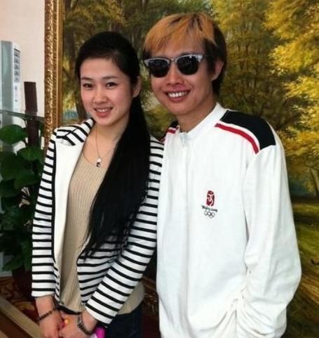 他是圈内花心大鳄52岁娶19岁干女儿今60岁与娇妻闪离