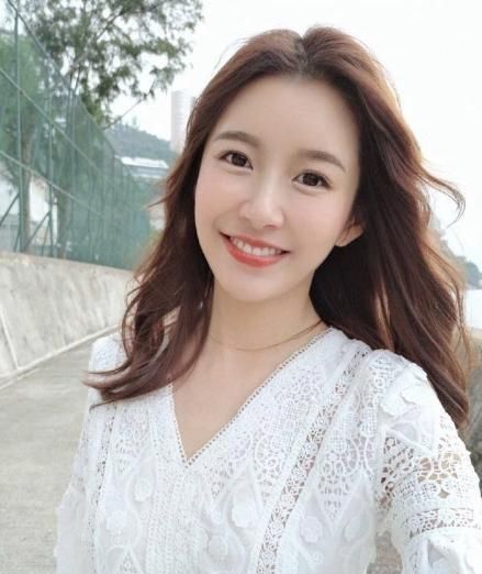 陈赫妻子张子萱,身穿蕾丝连体短裤搭配小白鞋,烫微卷发太美了