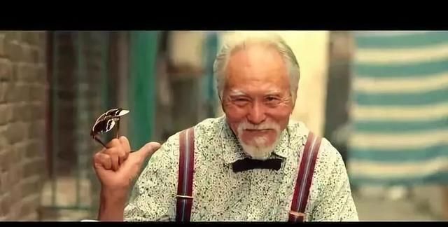 24岁开始当话剧演员44岁学英语79岁登上t台这位爷爷真的牛