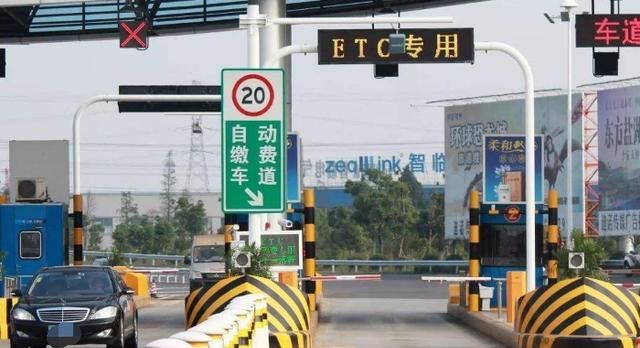 高速ETC通道空荡荡,人工通道却堵车,为啥车主不用ETC了?-新浪汽车