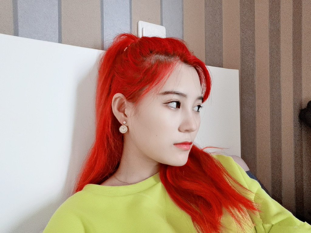 尤其是小彤和也好的默契解说,其中包含的"虎狼之词"意外引发全场沸腾.