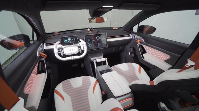 纯电智能轿跑SUV爱驰U6 ion实车首秀，智能座舱未来感十足