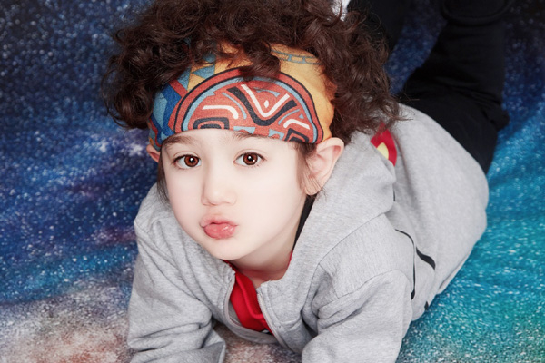 周嘉诚曾与妈妈周明艺共同参加育儿成长秀《不可思议的妈妈》,在节目