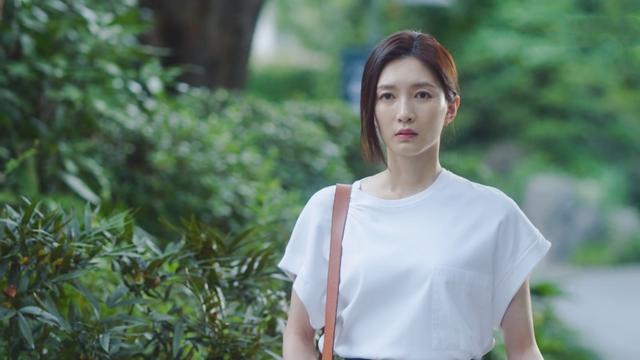 三十而已王漫妮就是一个拜金女三处细节证明她拿姜辰当备胎