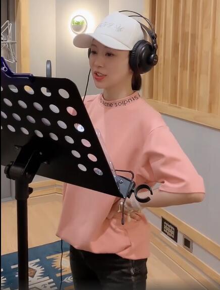 潘晓婷进录音棚唱歌!双手掐腰随节奏晃动,小动作不断活泼可爱