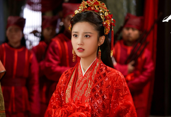 《有翡》是由赵丽颖,王一博领衔主演,陈若轩,张慧雯,周洁琼,孙坚,董璇