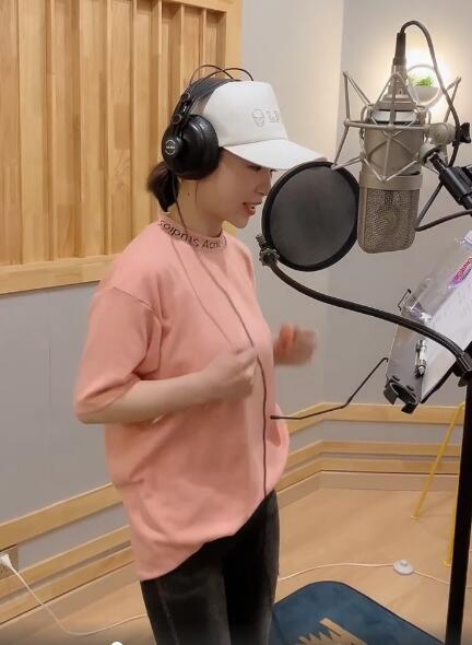 潘晓婷进录音棚唱歌!双手掐腰随节奏晃动,小动作不断活泼可爱