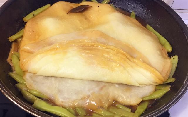 老阿姨教你做豆角烀饼,排骨香,烀饼薄得透明,吃一次就爱上了