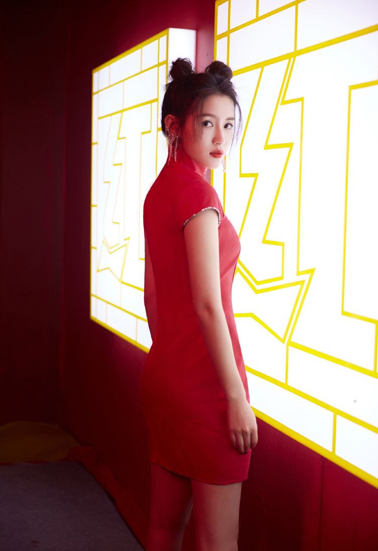 她撞脸包贝尔老婆还在戏中演姐妹,今穿旗袍扎麻花辫,复古减龄|包文婧