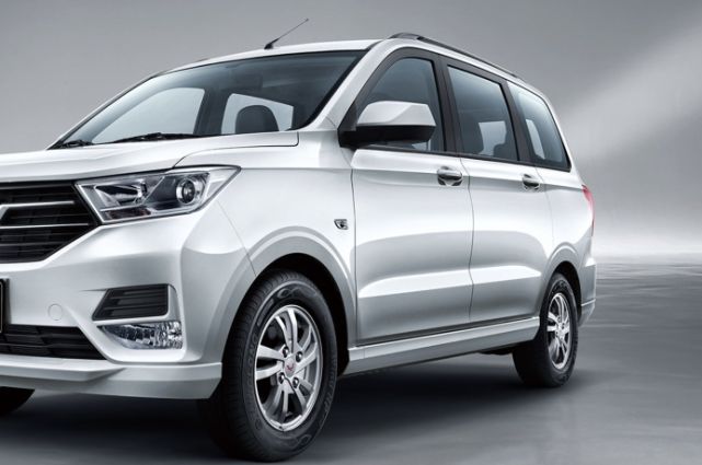 全新五菱"神车"来了,气场更加强大,国六四缸引擎,仅售3.83万