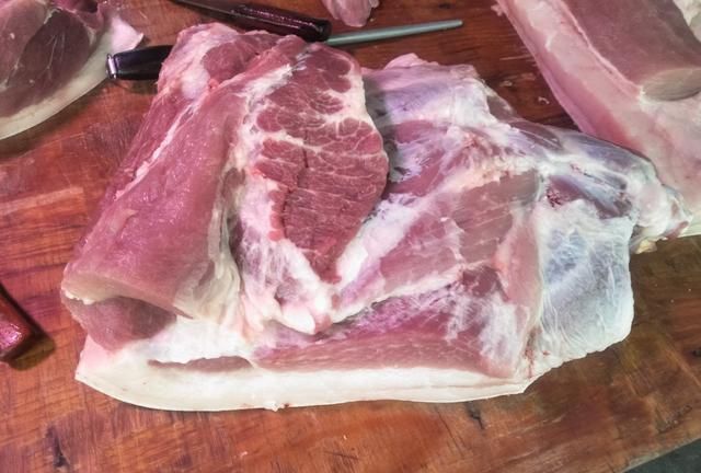 7月29日,昆明的猪肉价格逼近60元1公斤,"二师兄"的身价破纪录