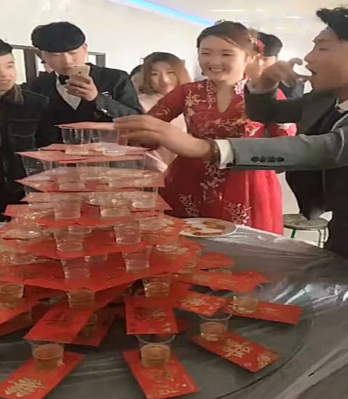 新郎婚礼上敬酒却遭遇酒塔阵看到杯中的酒新郎欣慰地乐了