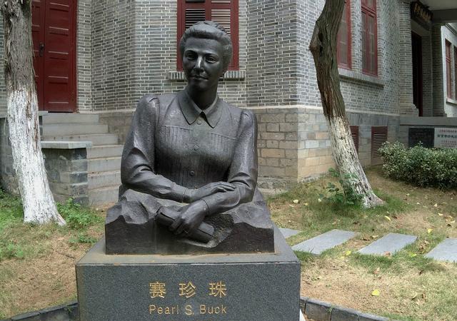 赛珍珠雕像从1934年开始,在中国生活了40年的赛珍