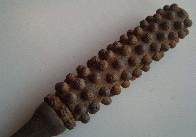 奶奶捡到了一根满是疙瘩的铁棒,很像狼牙棒,差点被当成废铁卖掉