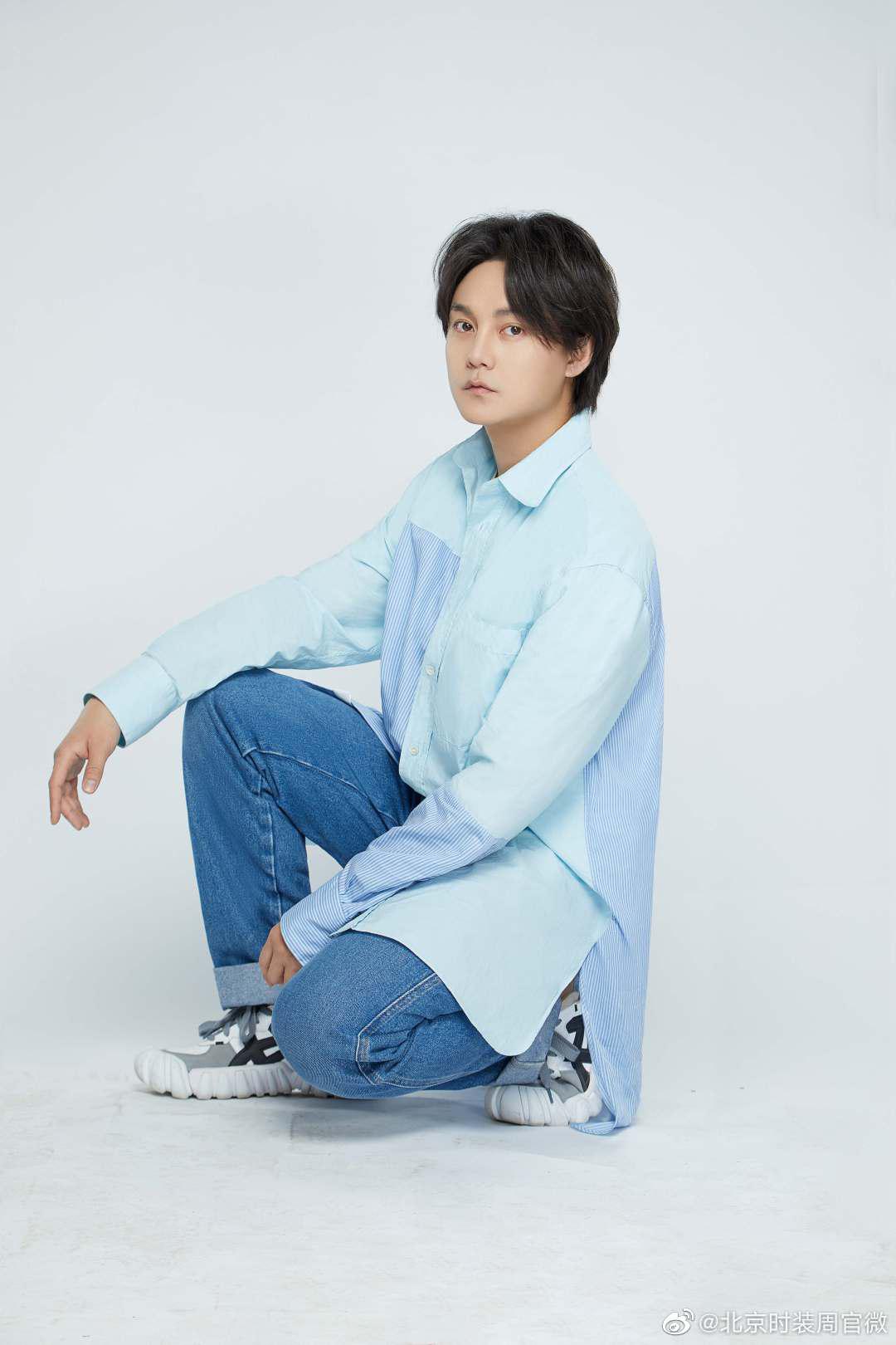 演员脚着onitsukatiger官方微博鬼冢虎2020秋冬系列全新den