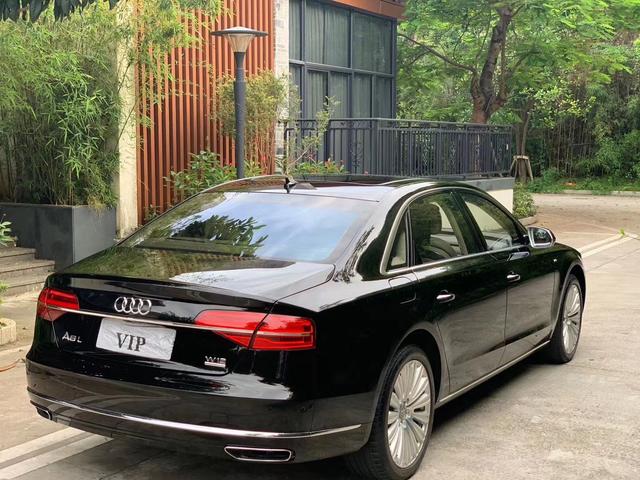这辆奥迪a8w12售价46万,超凡气质,独特设计,强大功能和输出