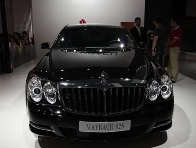 1000万迈巴赫上车牌,被强行喷字,车管所:现在讲究平等