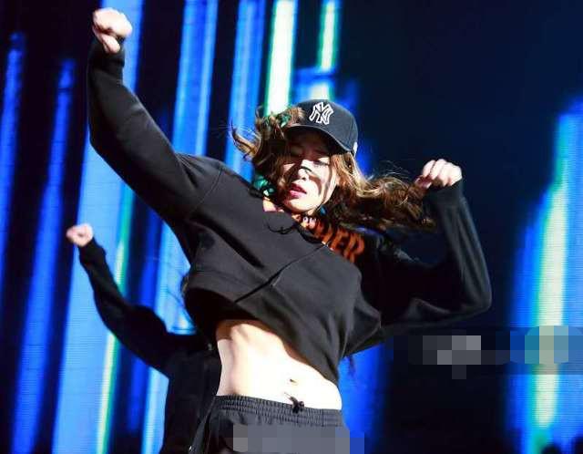 女排身材最好队员刘晏含激情热舞露出8块腹肌男足太羞愧