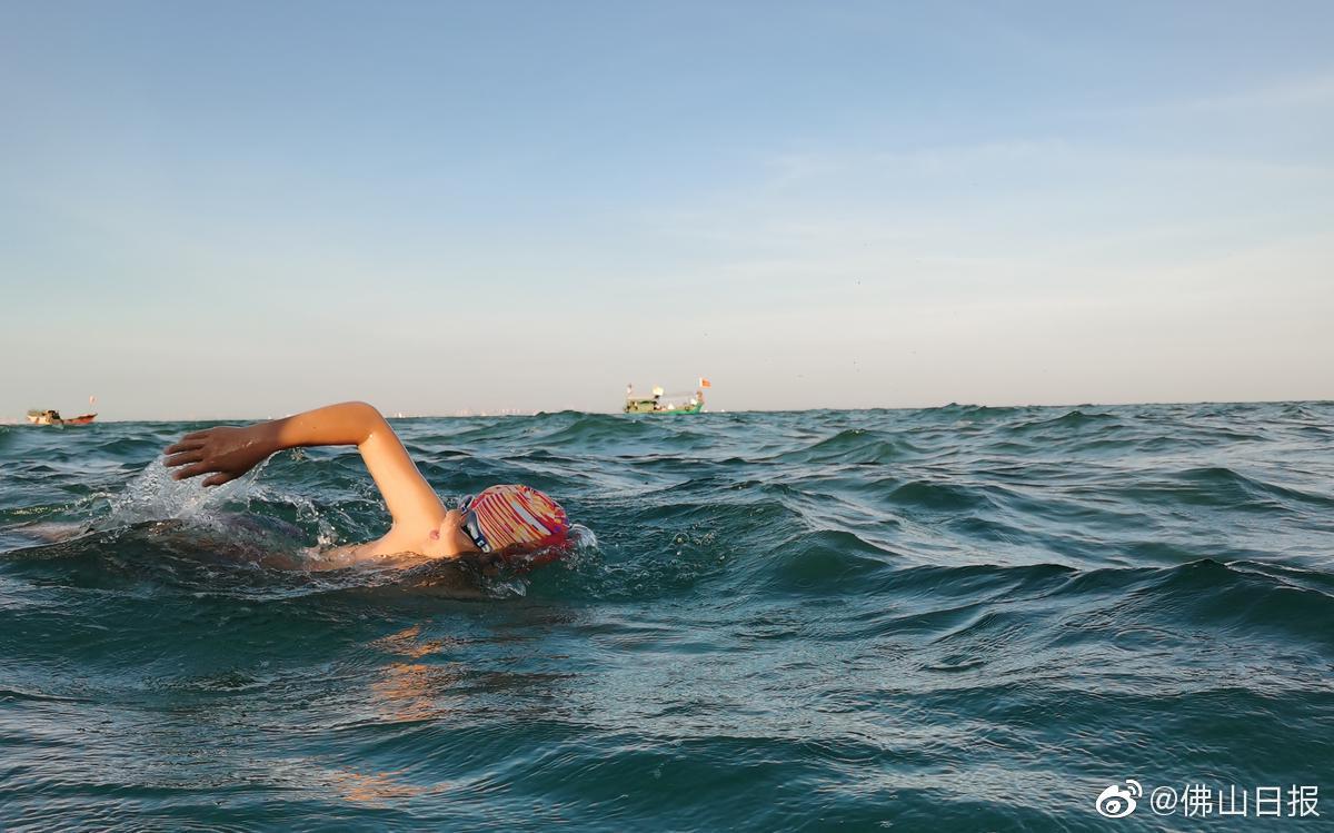 大写的赞佛山12岁男孩仅用7个半小时成功横渡琼州海峡