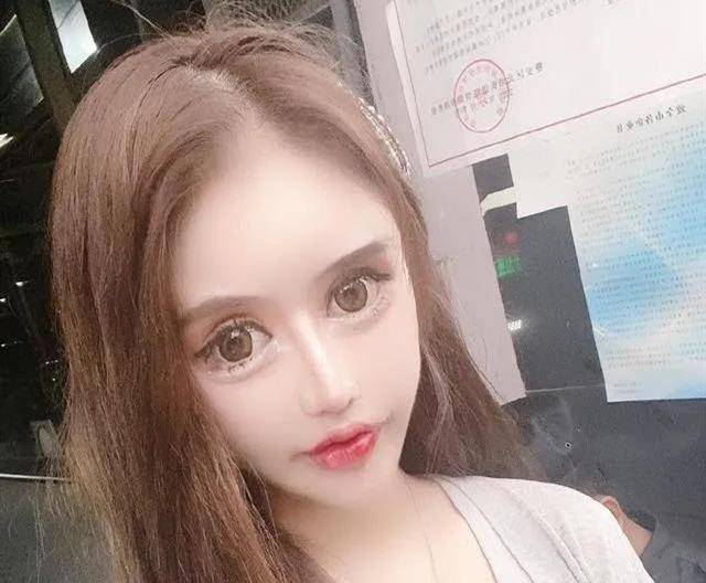 而且小z娜娜似乎从来不在意别人对她整容的看法,表示自己就是喜欢整容