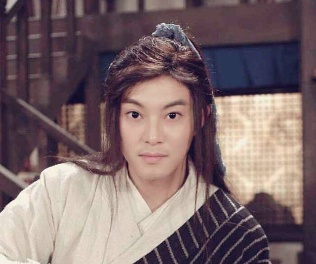 的盗圣白展堂了,当时的沙溢一脸的成熟,加上斜分的刘海也是尤为的帅气