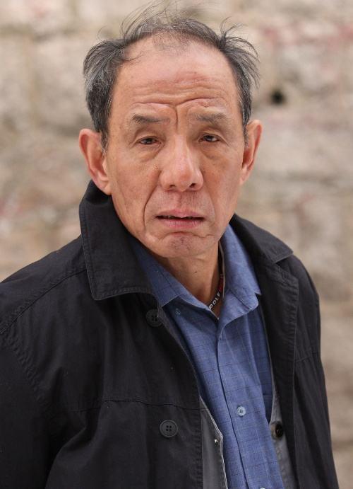 他是国家一级演员,被导演求着演戏,出道38年仍住在出租屋