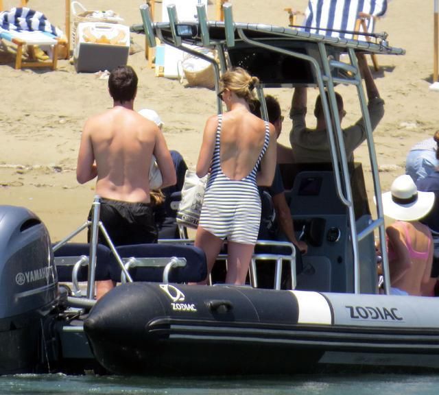 奥兰多布鲁姆和怀孕水果姐海边度假冲浪姿势真的太帅了