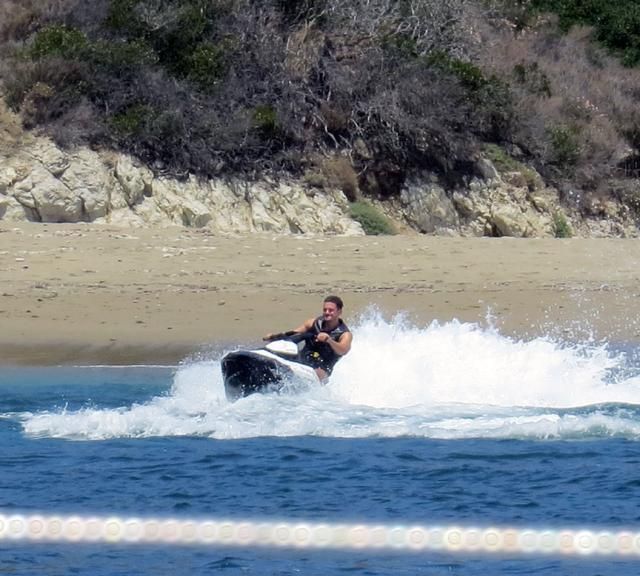 奥兰多布鲁姆和怀孕水果姐海边度假冲浪姿势真的太帅了