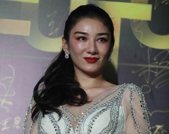 黄奕出席活动生图流出,无精修效果下的皮肤,终于相信她有42岁了