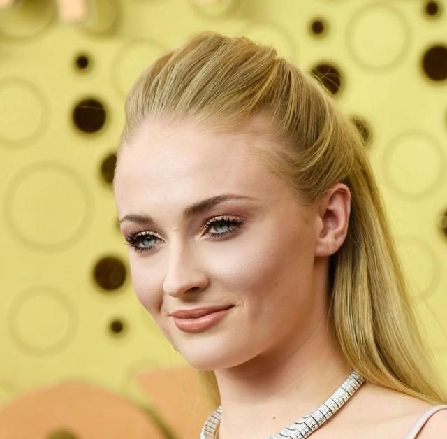 索菲特纳与乔纳斯喜迎爱情结晶取名为willa纪念成名剧