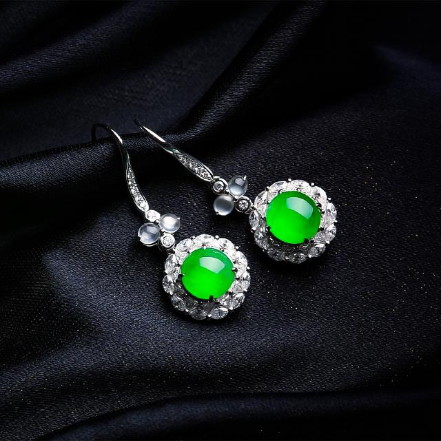 这对翡翠耳环成交价近一千万,是贫穷限制了想象,还是物有所值?