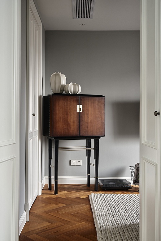 她家180㎡,装修不同于传统的美式,极简黑白灰与美式结合,惊艳