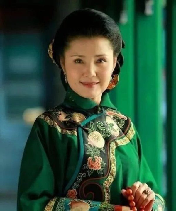 这个名字可能大家不熟,但看过《还珠格格3》的一定认识她,就是里面的