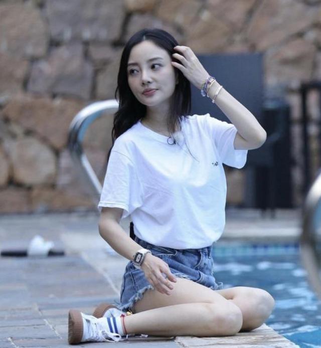 穿上热裤的李小璐大露她的大长腿,可以说是非常养眼了.