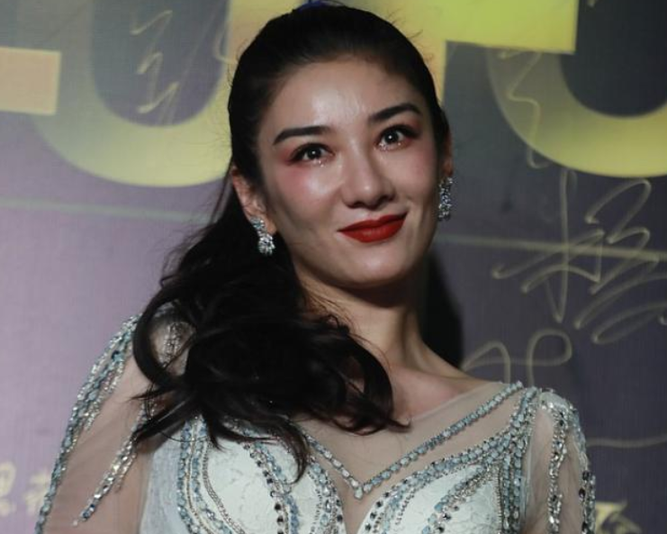 现在的你,是不是也终于相信黄奕是个42岁的女人了呢?