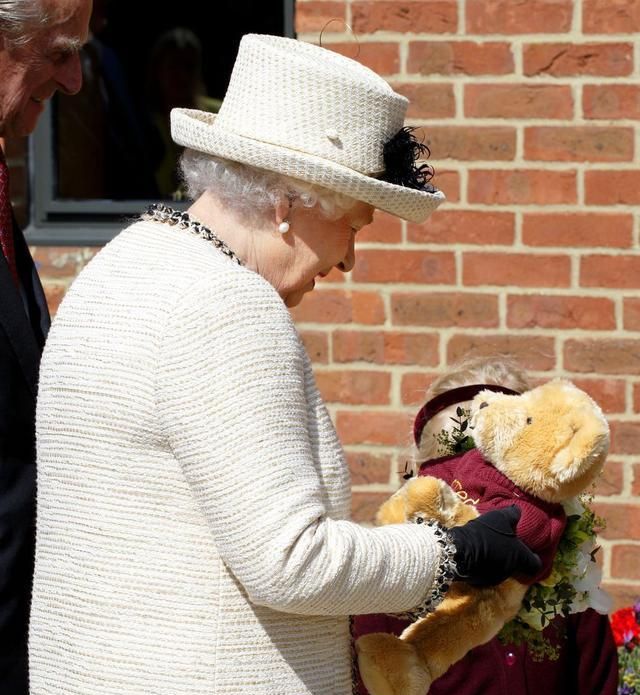 英国女王与孙子们相处时展现出了最可爱最温柔的一面